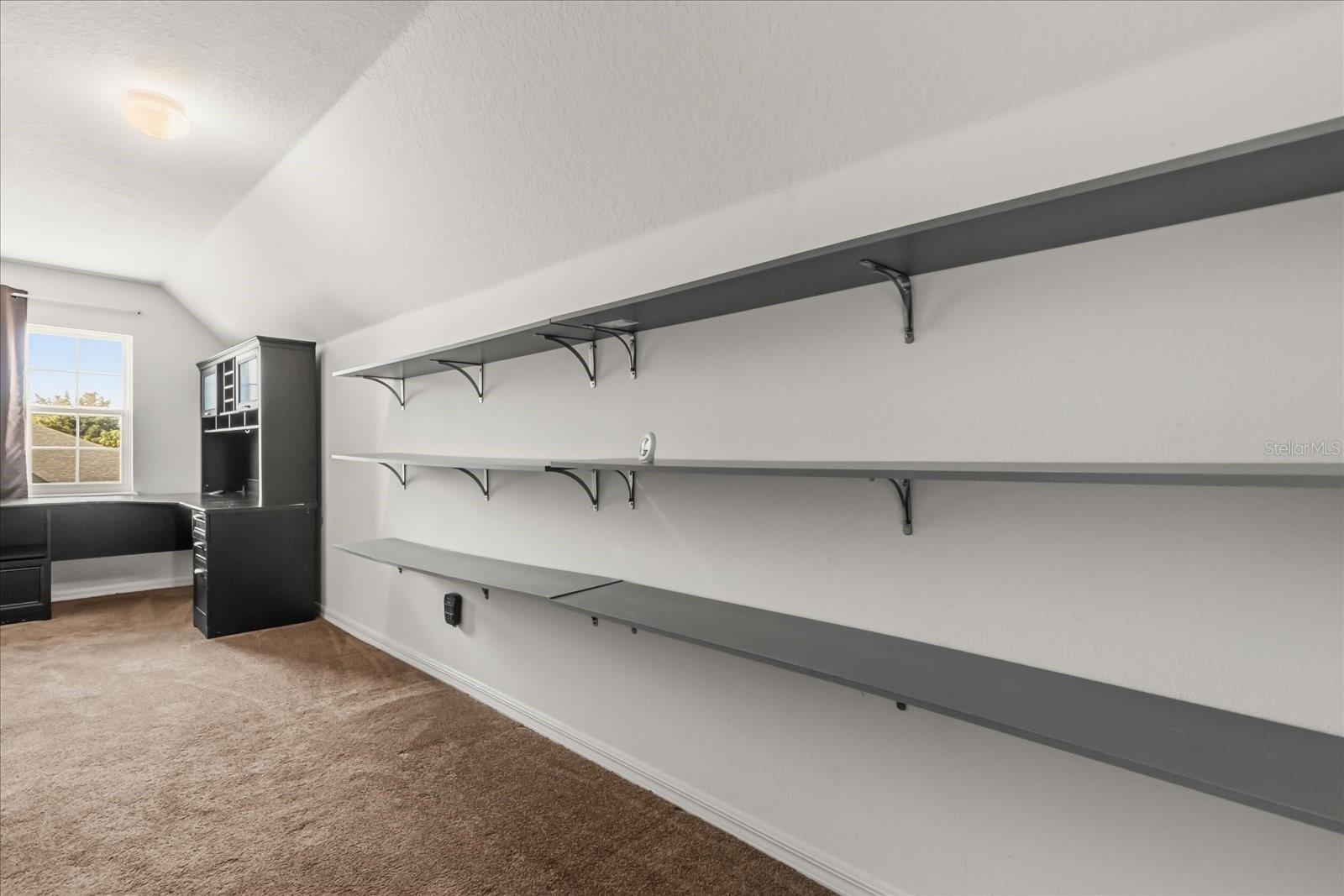 ROYAL HILLS - Residential