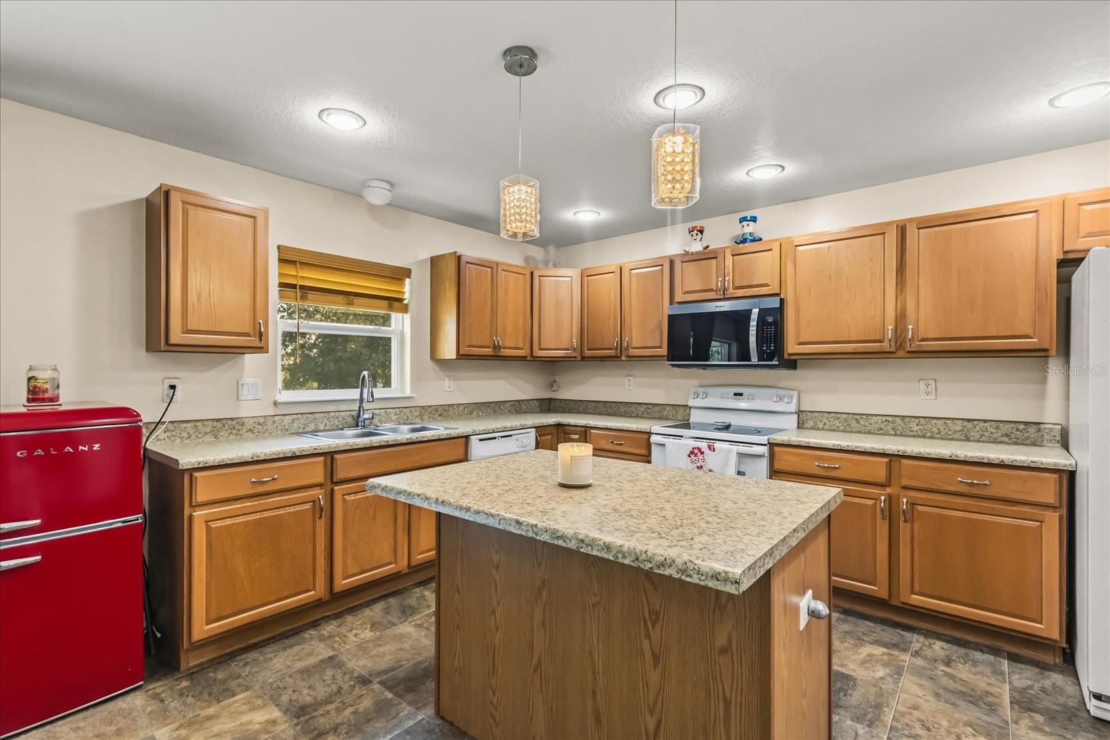 ROYAL HILLS - Residential