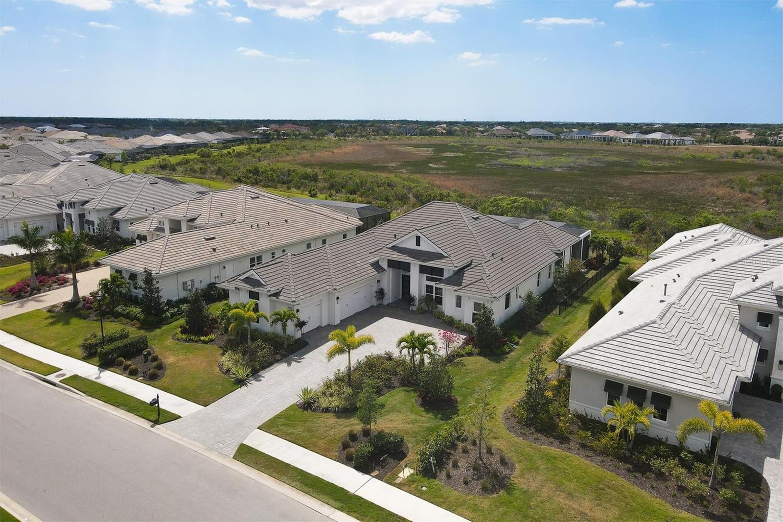 LAKE CLUB - Residential