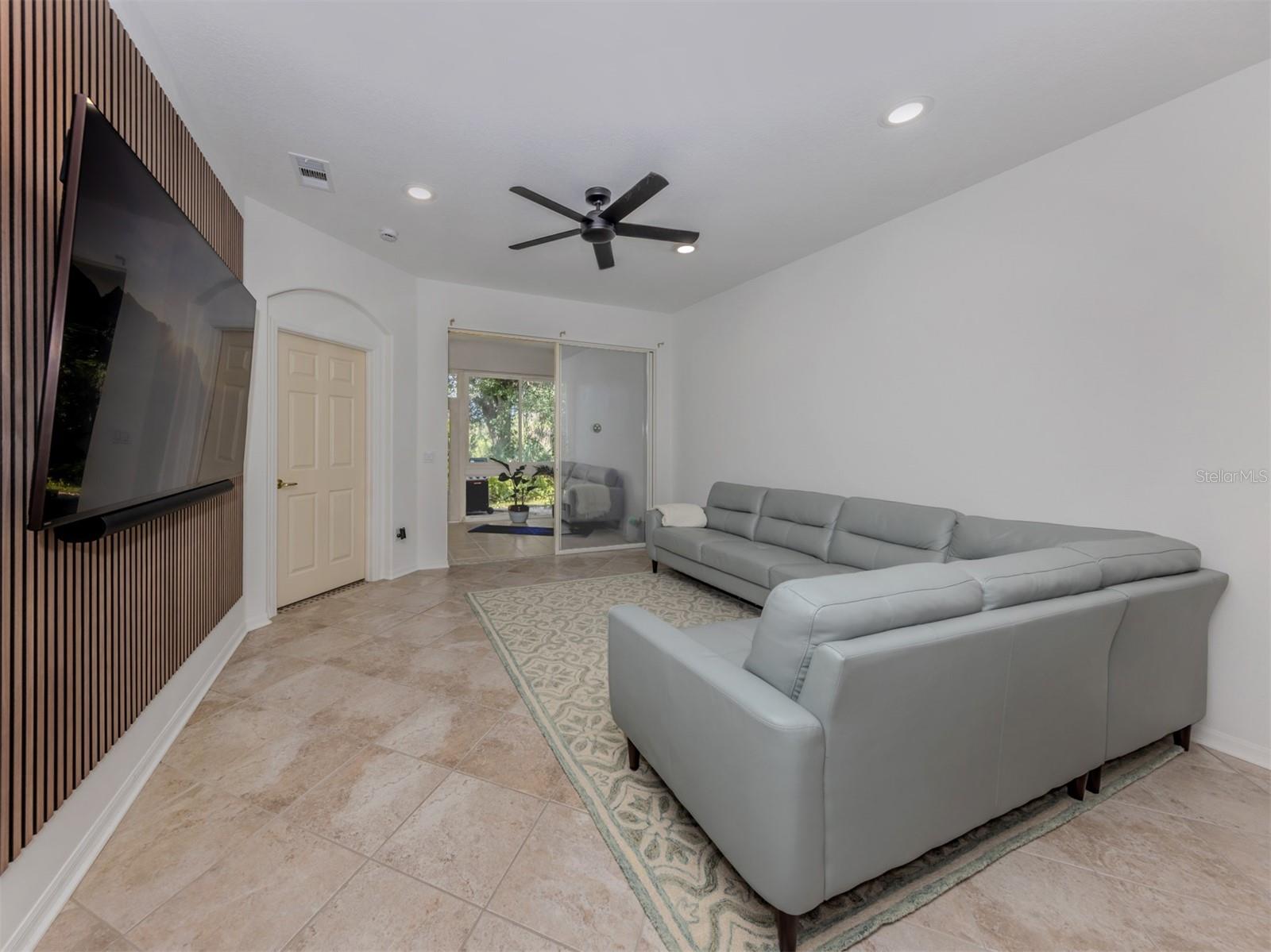 PELICAN POINTE GOLF & COUNTRY CLUB - Residential