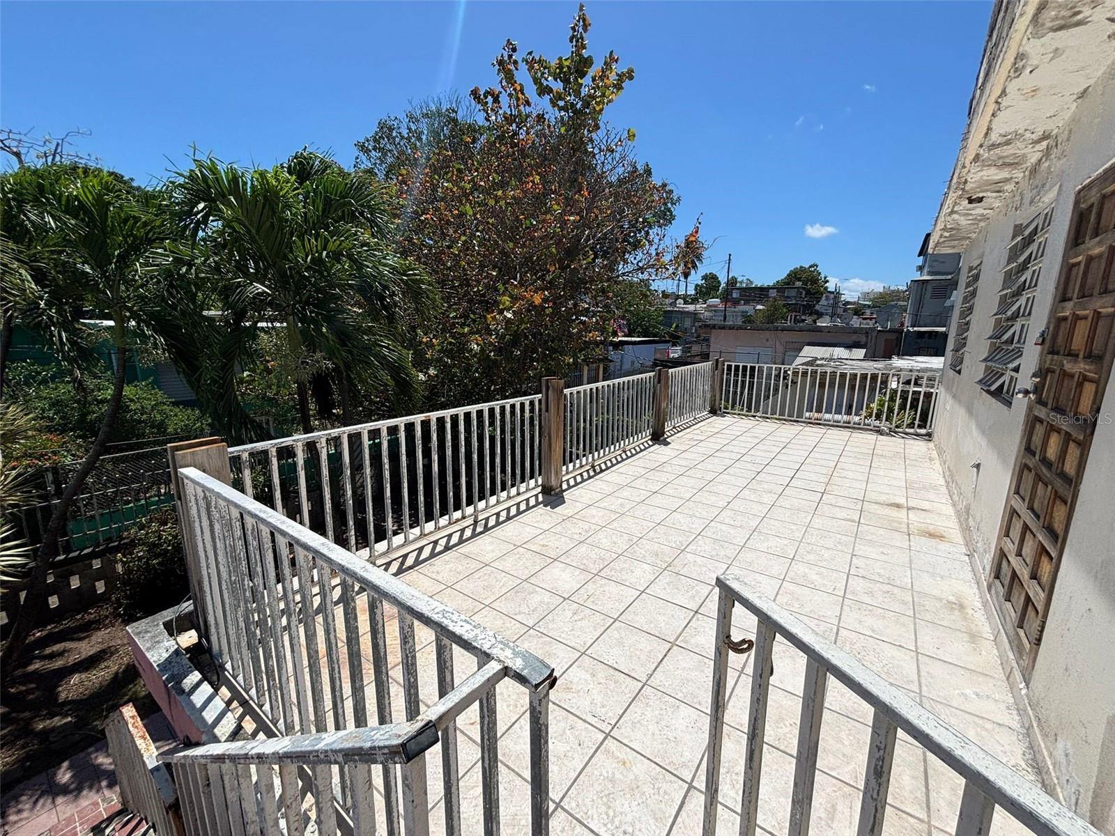 MIRAPALMERAS - Residential