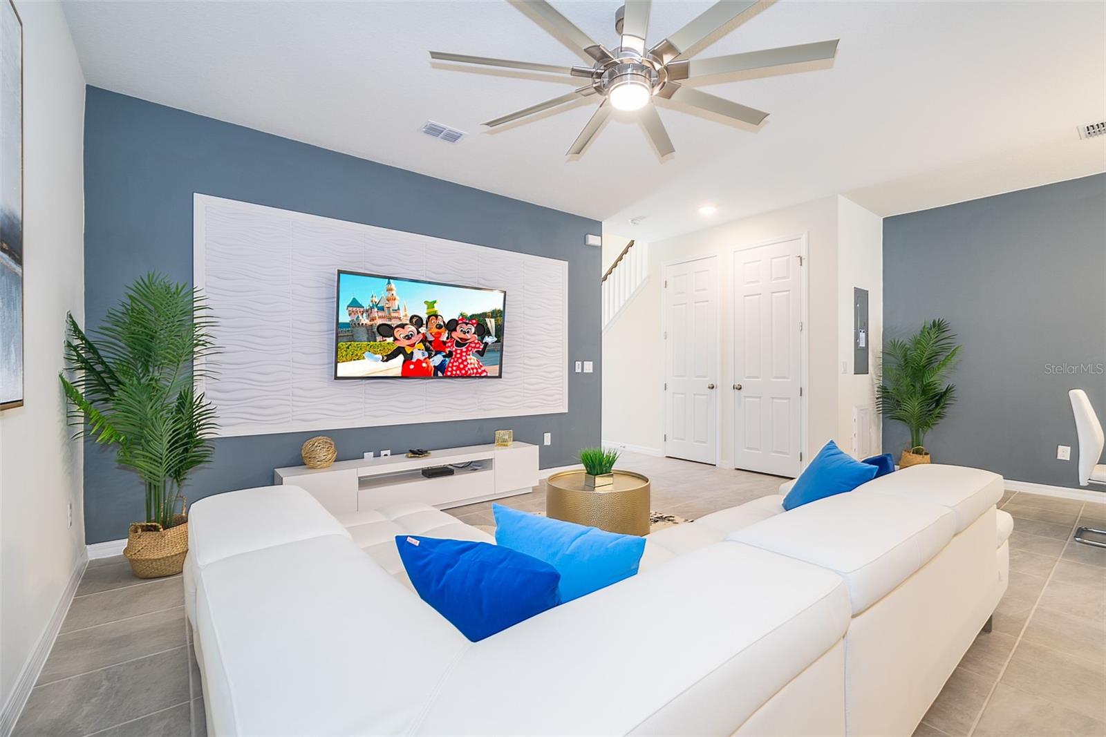 1812 TROPICAL PALMS CIRCLE