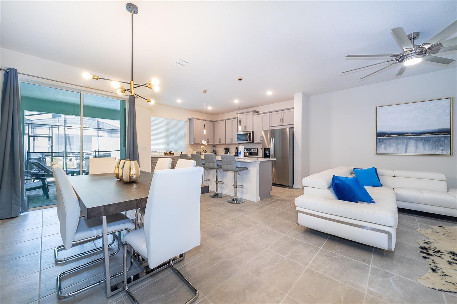 1812 TROPICAL PALMS CIRCLE