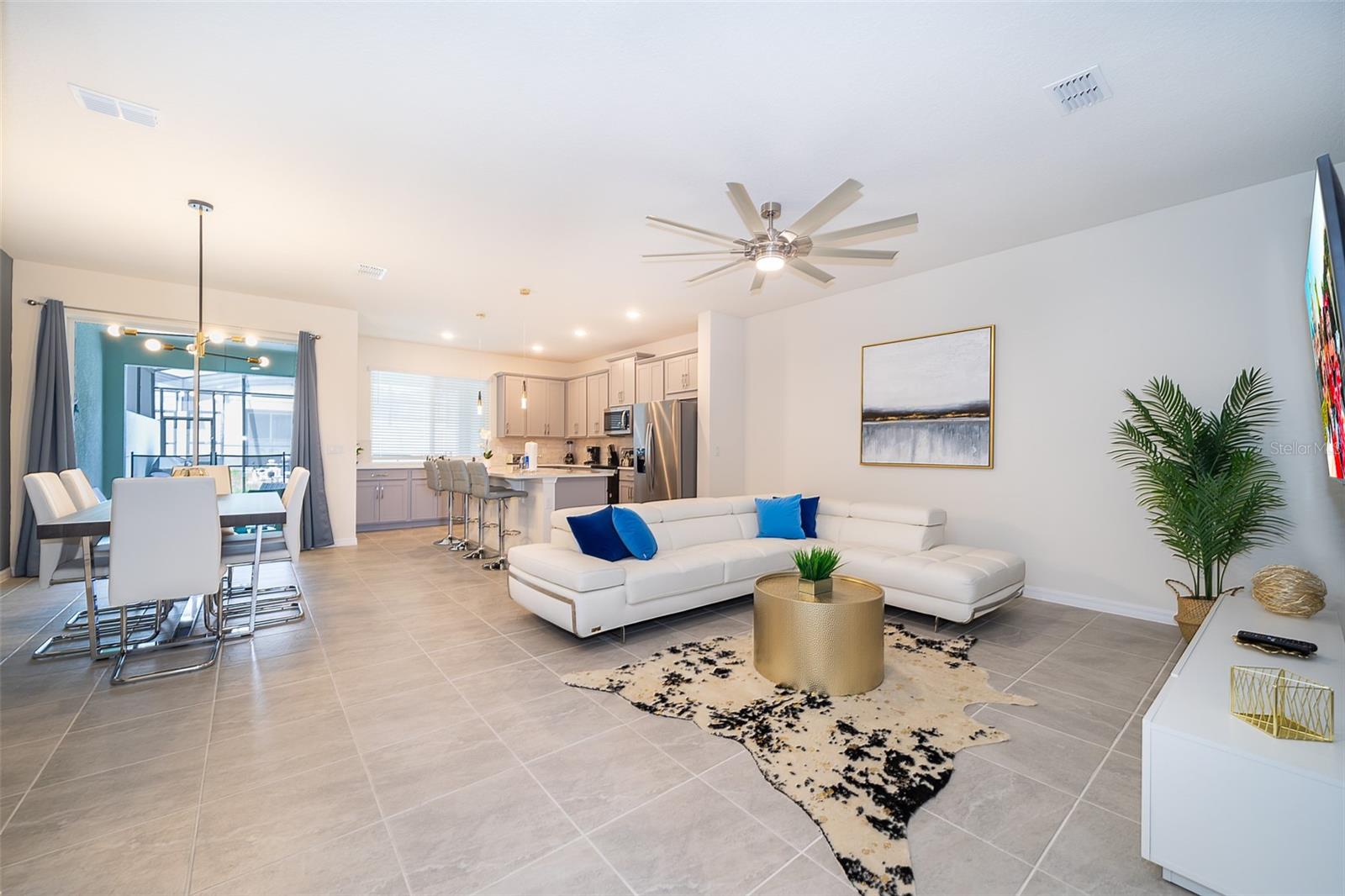 1812 TROPICAL PALMS CIRCLE