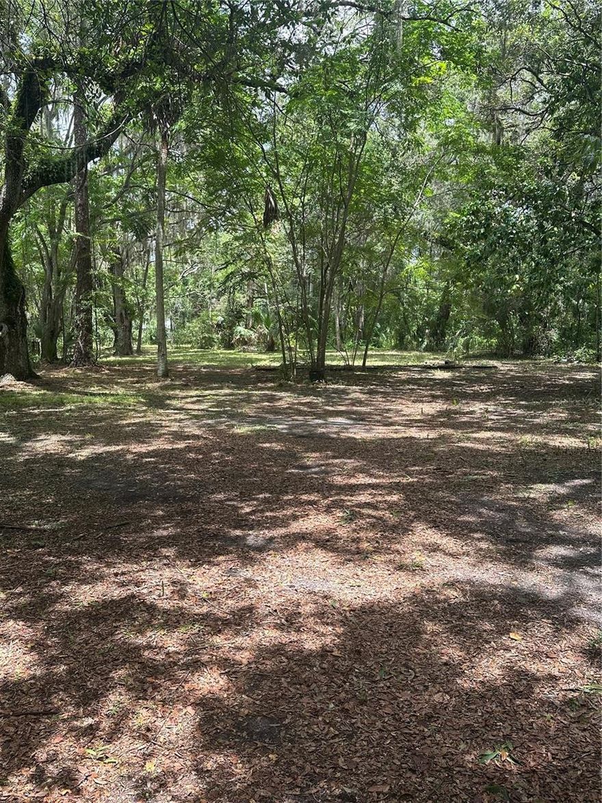 : Great location and super secluded .90 of an acre. Home was removed severeral years ago leaving a septic, well, concrete pad, and power pole. Build your dream home and enjoy what Crystal River has to offer. Close to area boat ramps, shopping and restaurants.