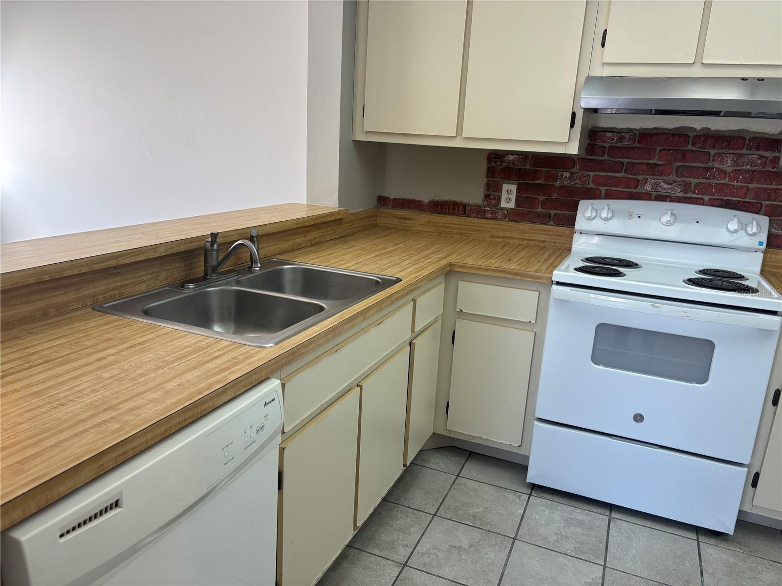 LEMON TREE CONDO SEC 06 CANYON - Residential