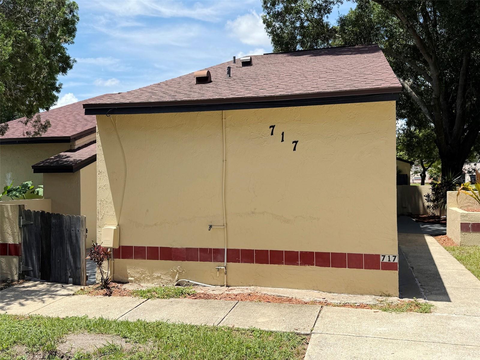 3 Bedroom, 2 Bath 1/2 Duplex located on a corner lot, with low HOA fees. The Interior & Exterior has been freshly painted. The carpet in the bedrooms is new. The AC ducts have been replaced. Split bedroom floor plan. Laminate flooring in the living areas and kitchen. Inside laundry, plus a patio with extra storage. Walking distance to Colonial High School. Close to shopping, restaurants, UCF & Valencia Community College. No offers will be considered until the property has been on the MLS for 7 days.