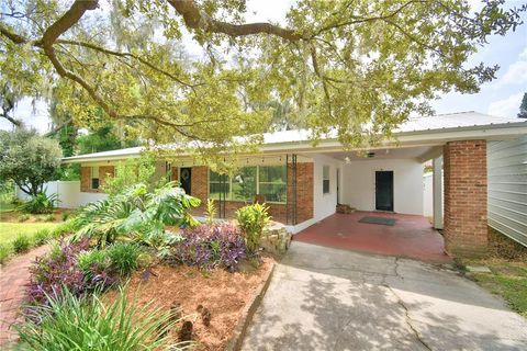 A home in LAKELAND