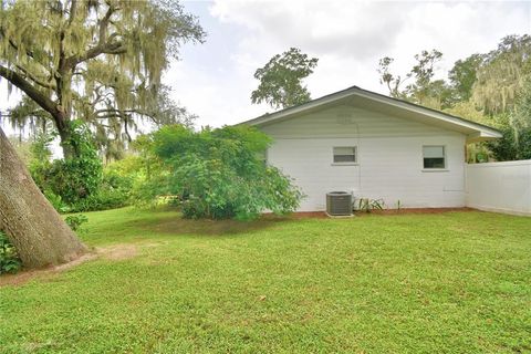 A home in LAKELAND