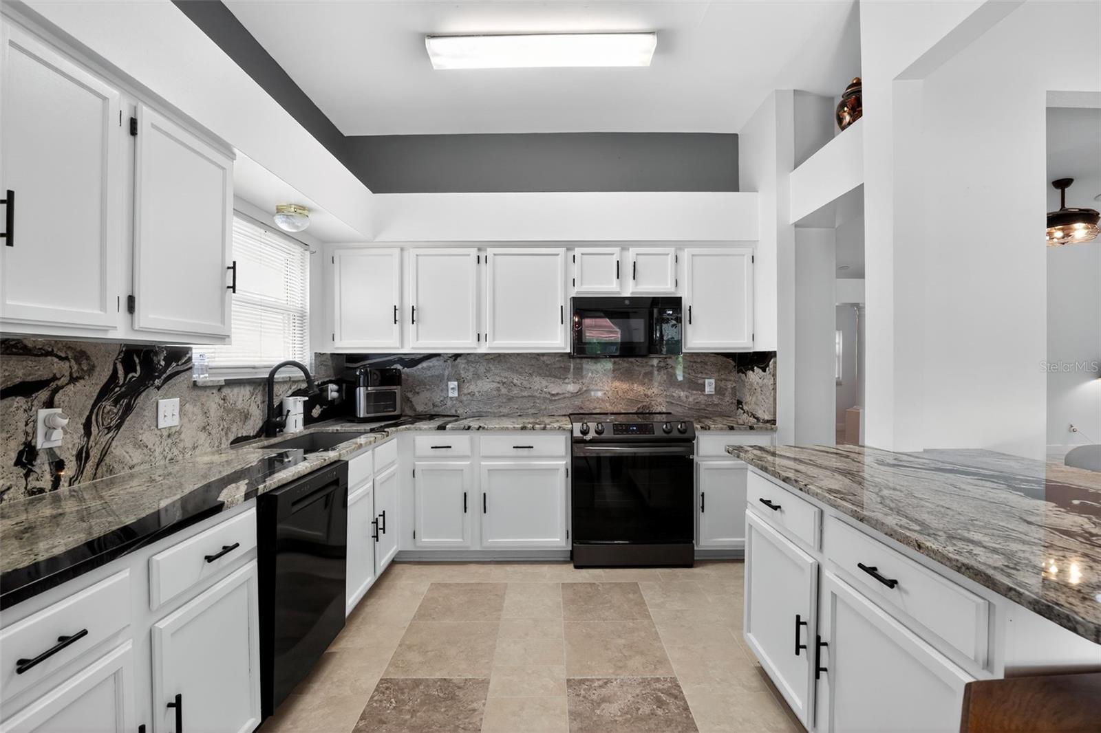 LADY LAKE ORANGE BLOSSOM GARDENS UNIT 18 - Residential