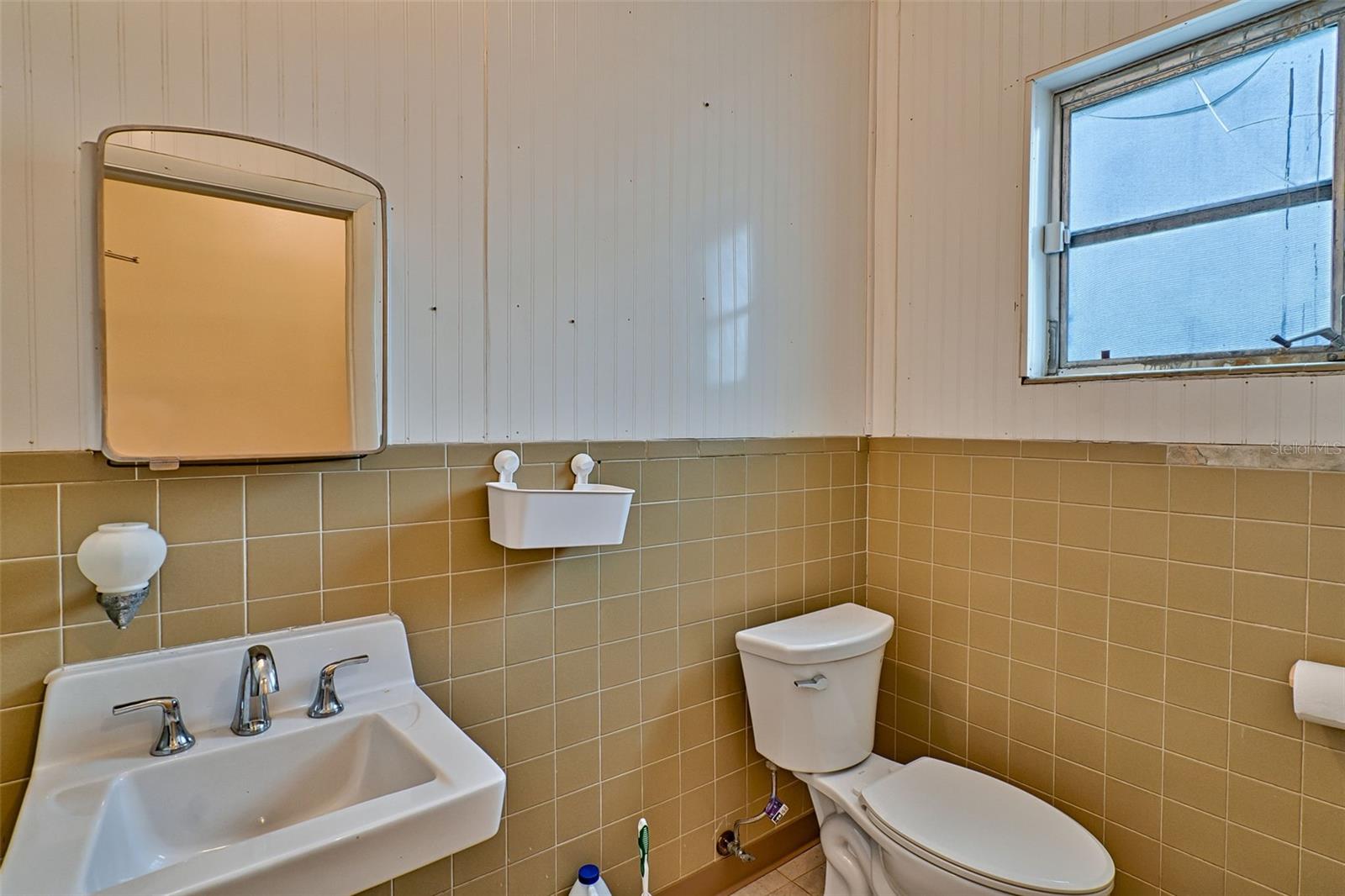 GAINESVILLE INDUST PARK - Commercial Lease