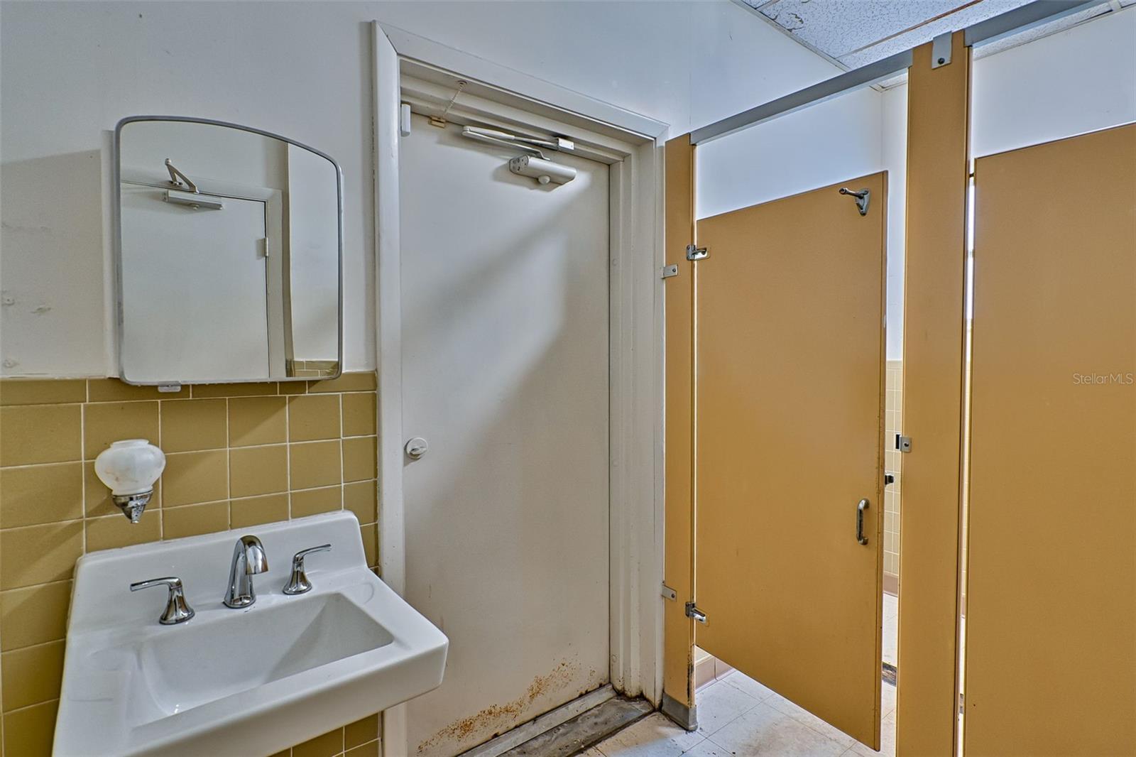 GAINESVILLE INDUST PARK - Commercial Lease