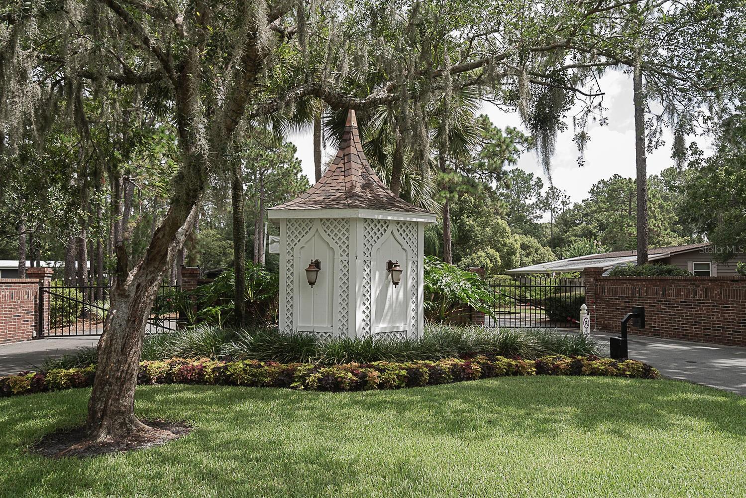 112 E PLANTATION BOULEVARD