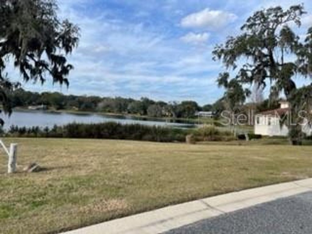 Photo of 425 W Blue Water Edge Drive, Eustis, FL 32736 (MLS # O6390450)
