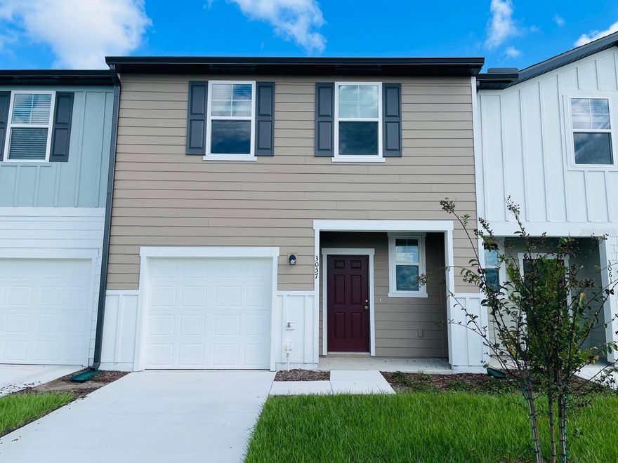 Beautiful 3-bedroom, 2.5-bathroom property located in the Temples Crossing community in Davenport, Florida. This home offers a functional and modern layout, ideal for those seeking comfort and convenience. It features a one-car garage, well-distributed living spaces, spacious common areas, and abundant natural light throughout.

The property is situated in a rapidly growing area with easy access to major highways such as US-27 and I-4, providing convenient connectivity to Orlando, Kissimmee, and surrounding areas. Its strategic location allows residents to enjoy a wide range of entertainment options, including close proximity to Disney theme parks, as well as shopping centers, restaurants, supermarkets, and recreational areas.

Just minutes away, you will find popular destinations such as Posner Park, a major retail hub offering shopping, dining, and a movie theater. The area also features nearby golf courses, natural parks, lakes, and outdoor activities, making it ideal for a balanced and active lifestyle.

This property presents an excellent opportunity to live in a peaceful community while remaining close to everything needed for a comfortable and dynamic lifestyle.

For more information and to schedule an appointment, please contact Damaris Rodríguez at (787) 396-1362