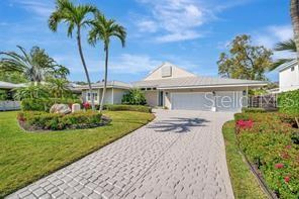 Photo of 1511 N Lake Shore Drive, Sarasota, FL 34231 (MLS # A4674572)