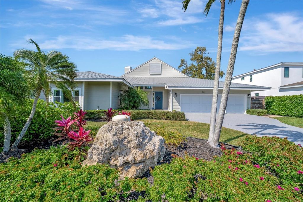 Photo of 1511 N Lake Shore Drive, Sarasota, FL 34231 (MLS # A4674572)