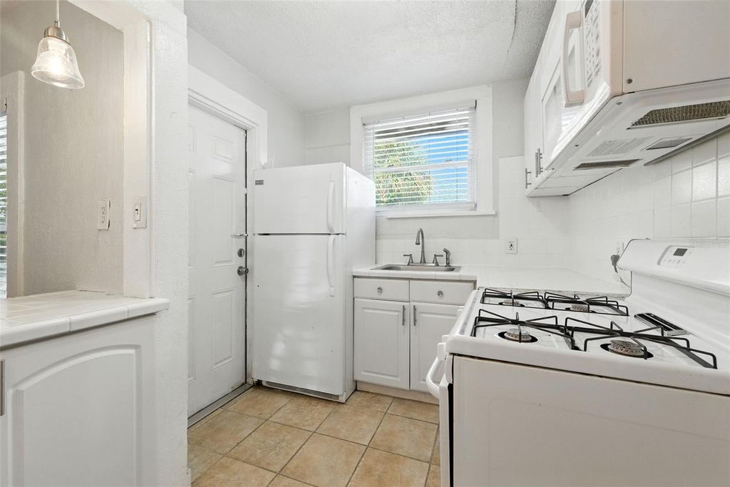 Photo of 1040 19th Avenue N, St Petersburg, FL 33704 (MLS # A4662987)