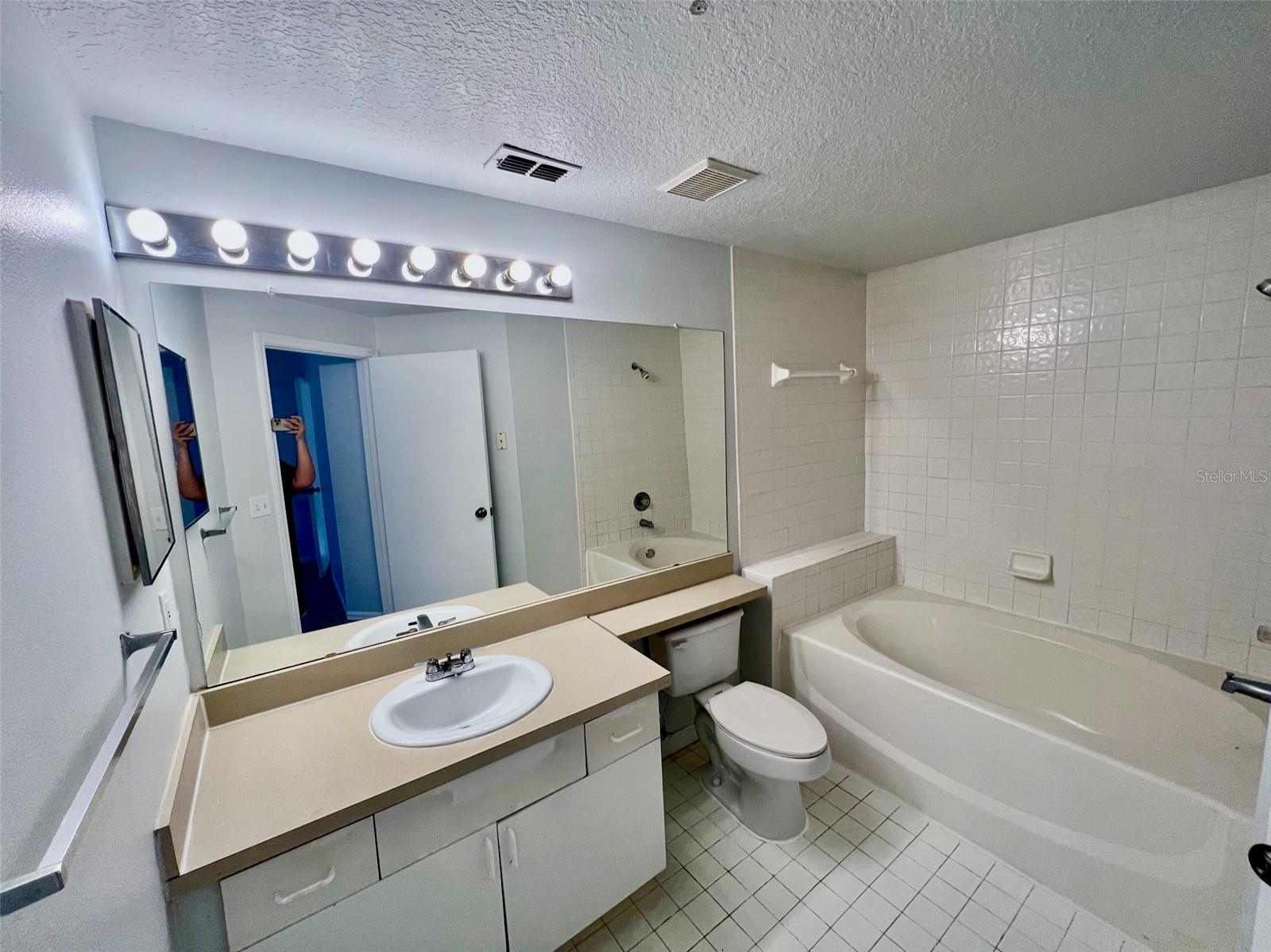 PALMS CLUB CONDO - Residential Lease