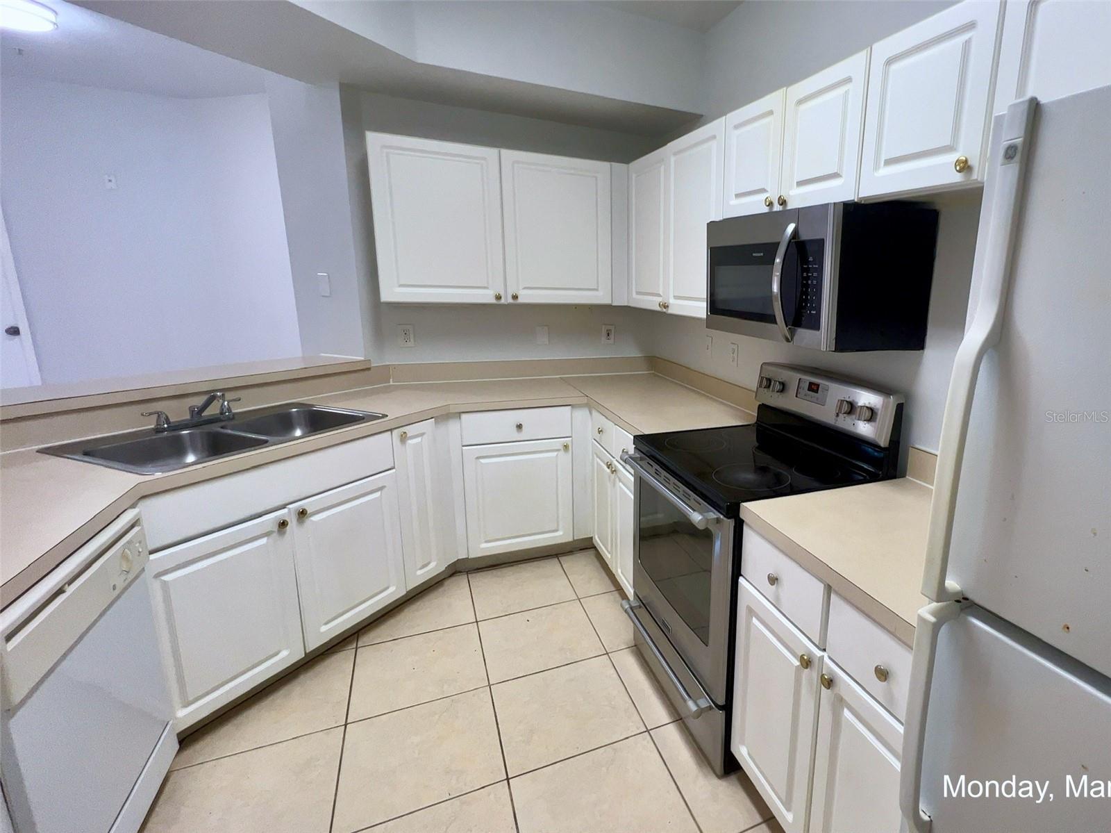 PALMS CLUB CONDO - Residential Lease