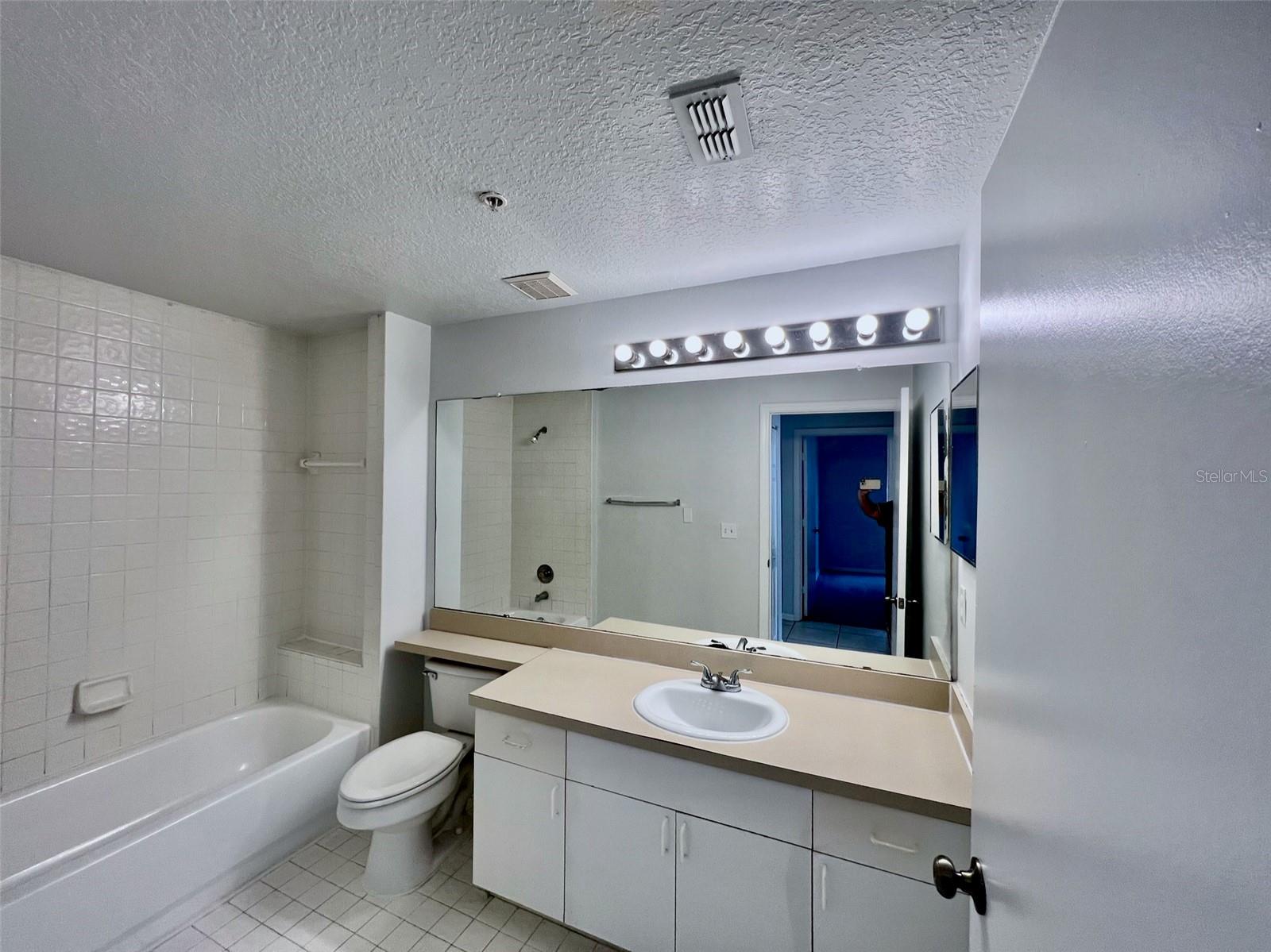 PALMS CLUB CONDO - Residential Lease