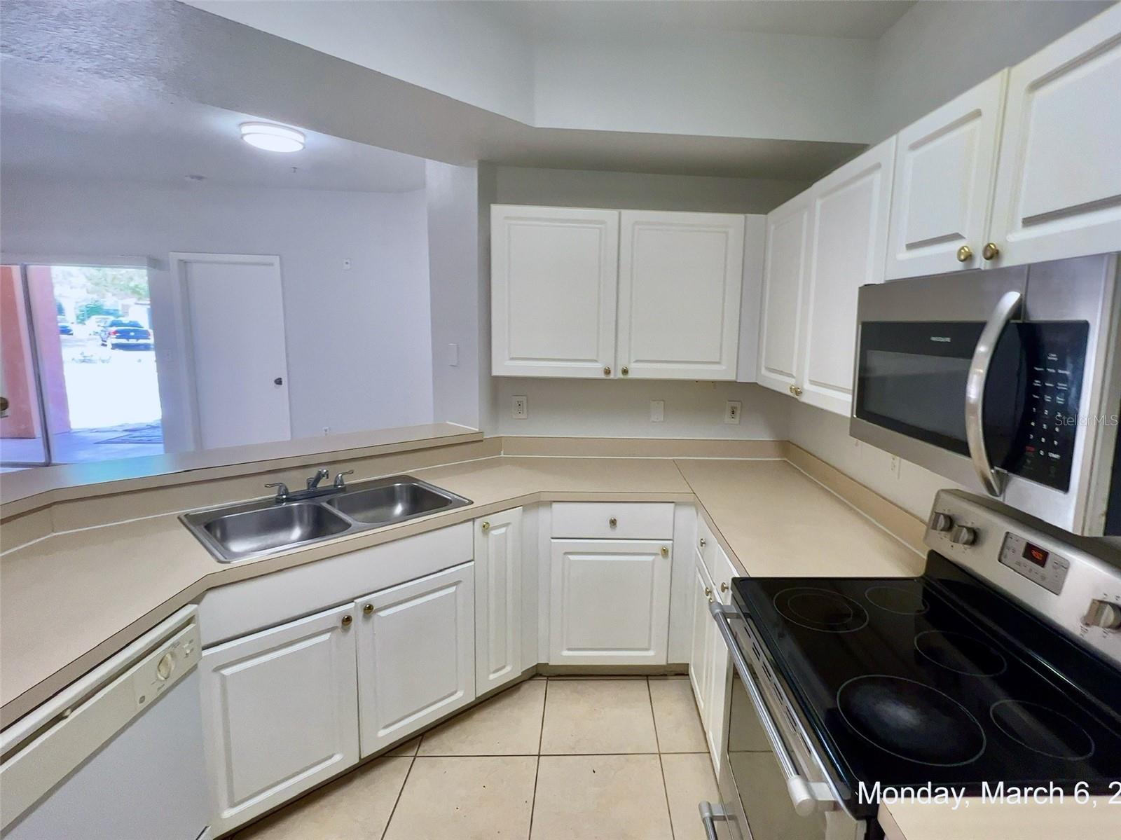 PALMS CLUB CONDO - Residential Lease