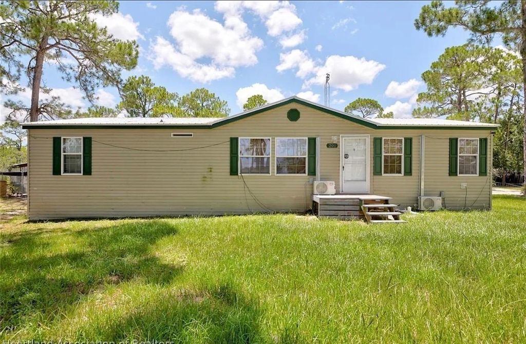 Photo of 201 E Maxanna Blvd, Sebring, FL 33875 (MLS # O6422566)