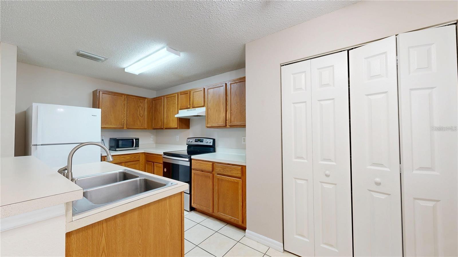 EDGEWATER AT GRAND OAKS PH 01 - Residential Lease