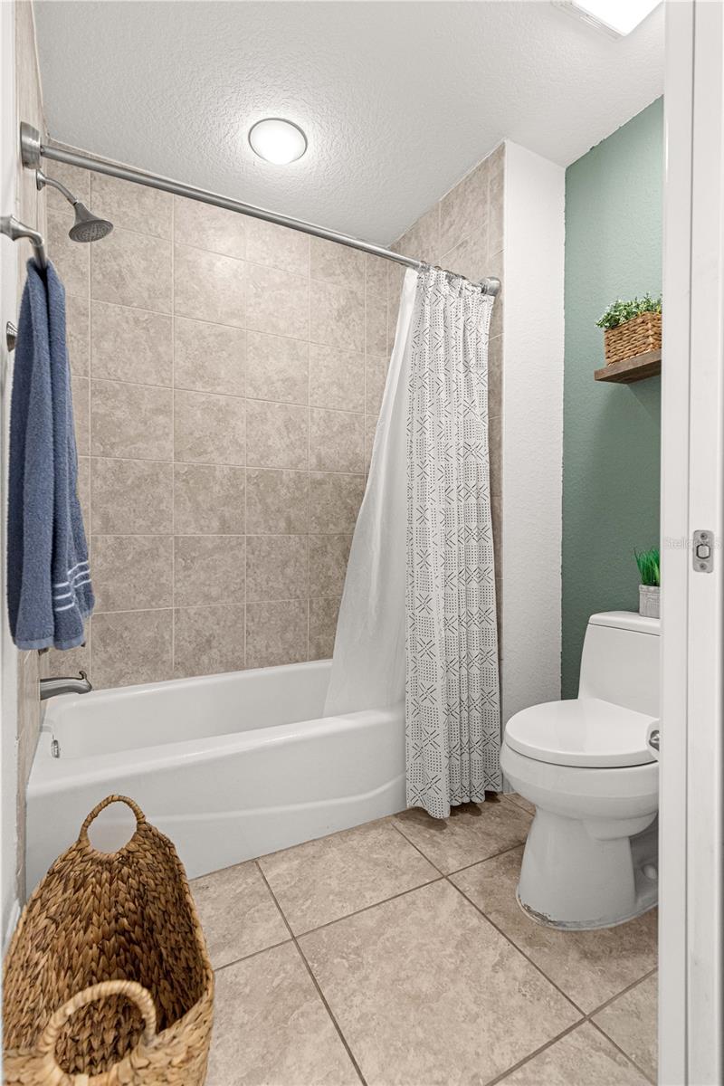 ENCLAVE LAKESIDE LNDGS - Residential