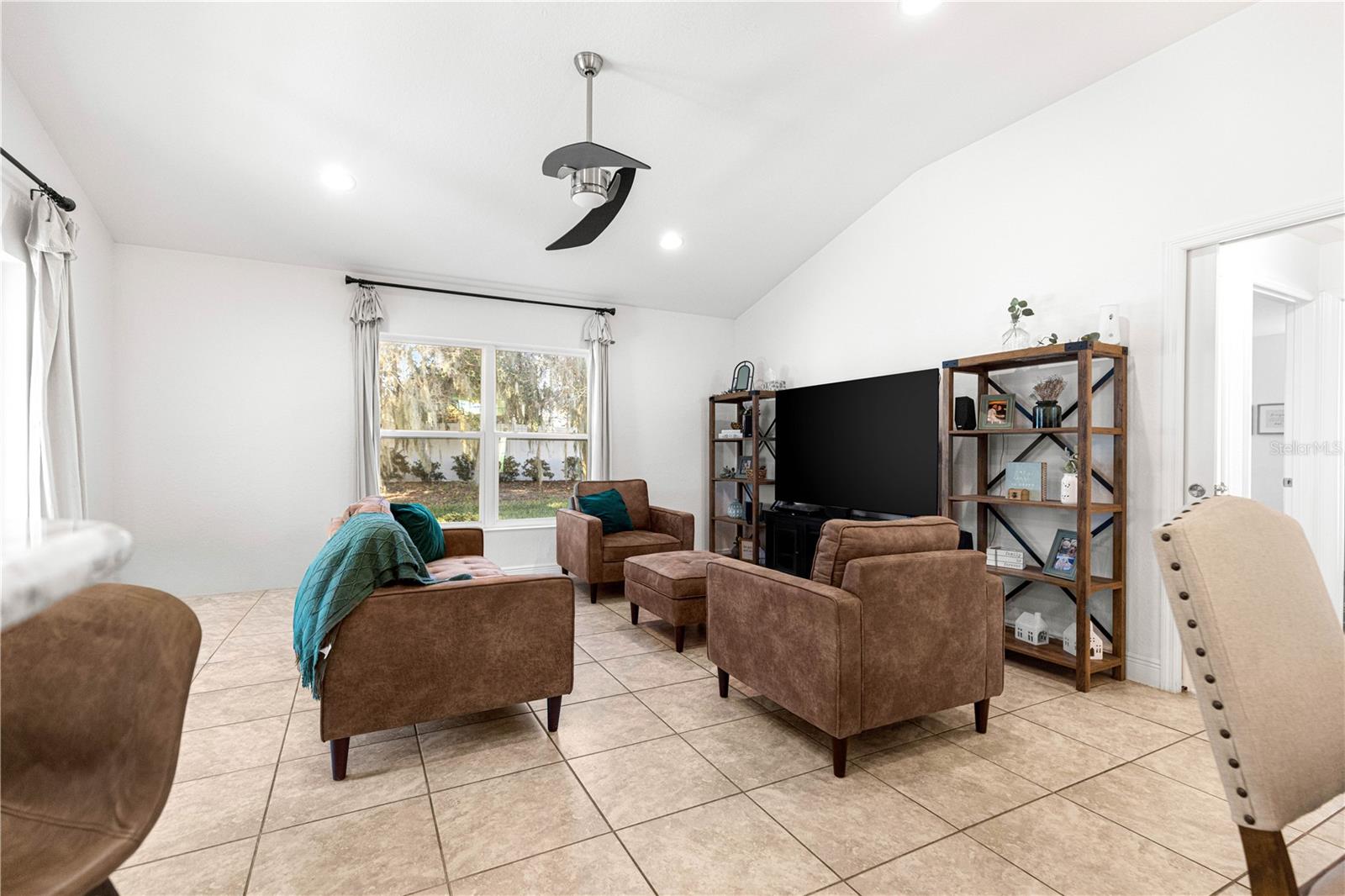 ENCLAVE LAKESIDE LNDGS - Residential