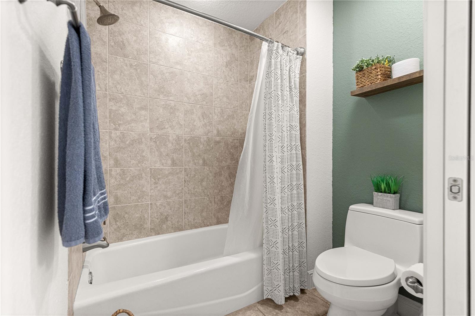 ENCLAVE LAKESIDE LNDGS - Residential