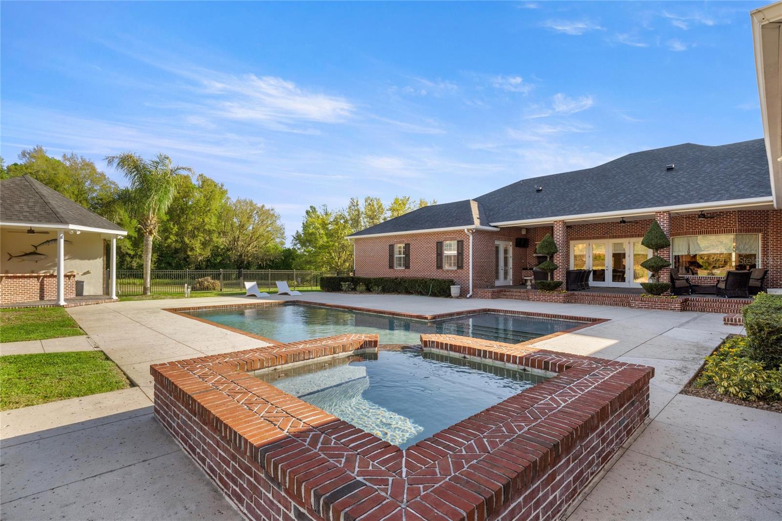 WHISPER CREST - Residential