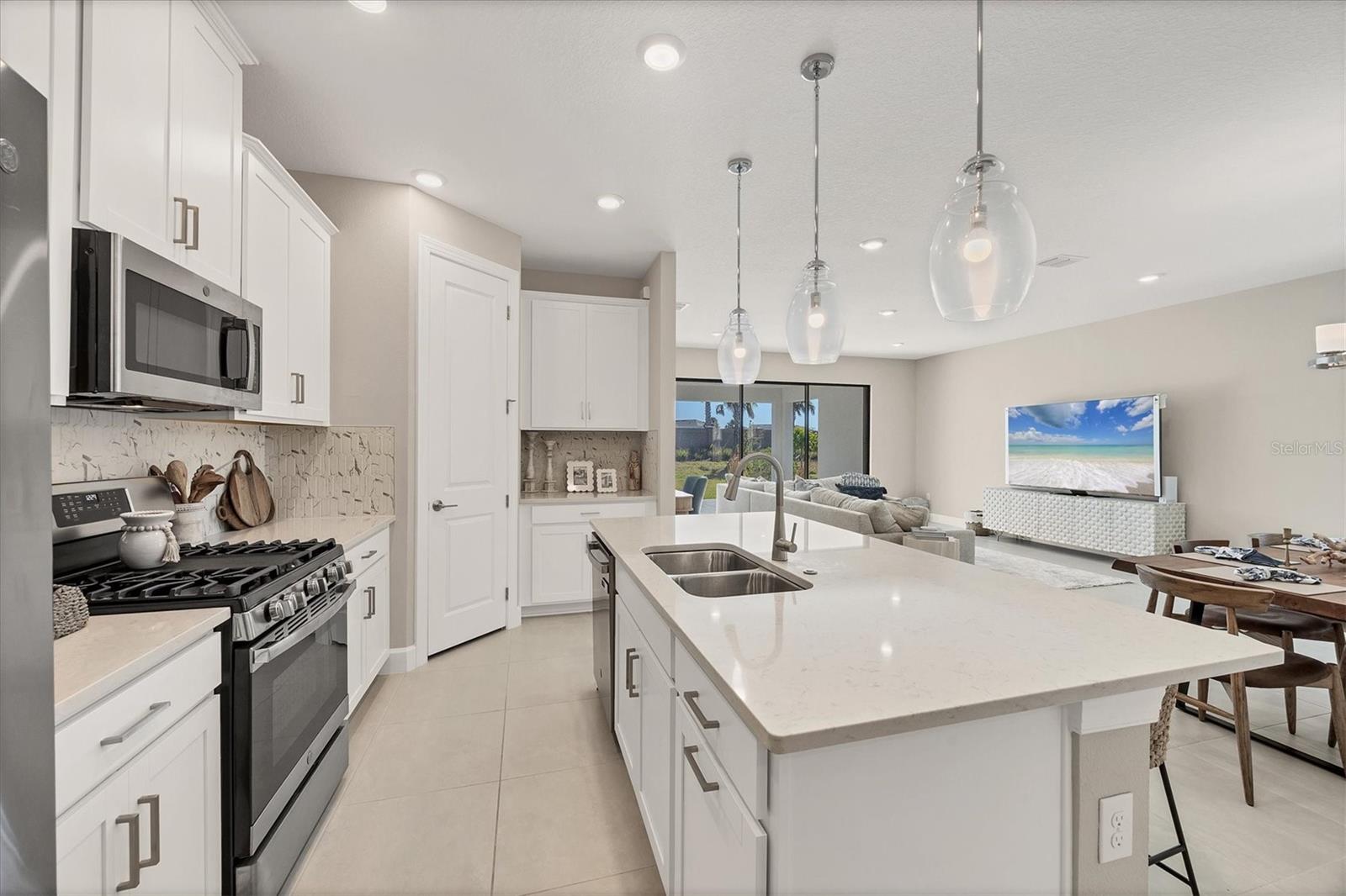 ARTISAN LAKES ESPLANDE - Residential