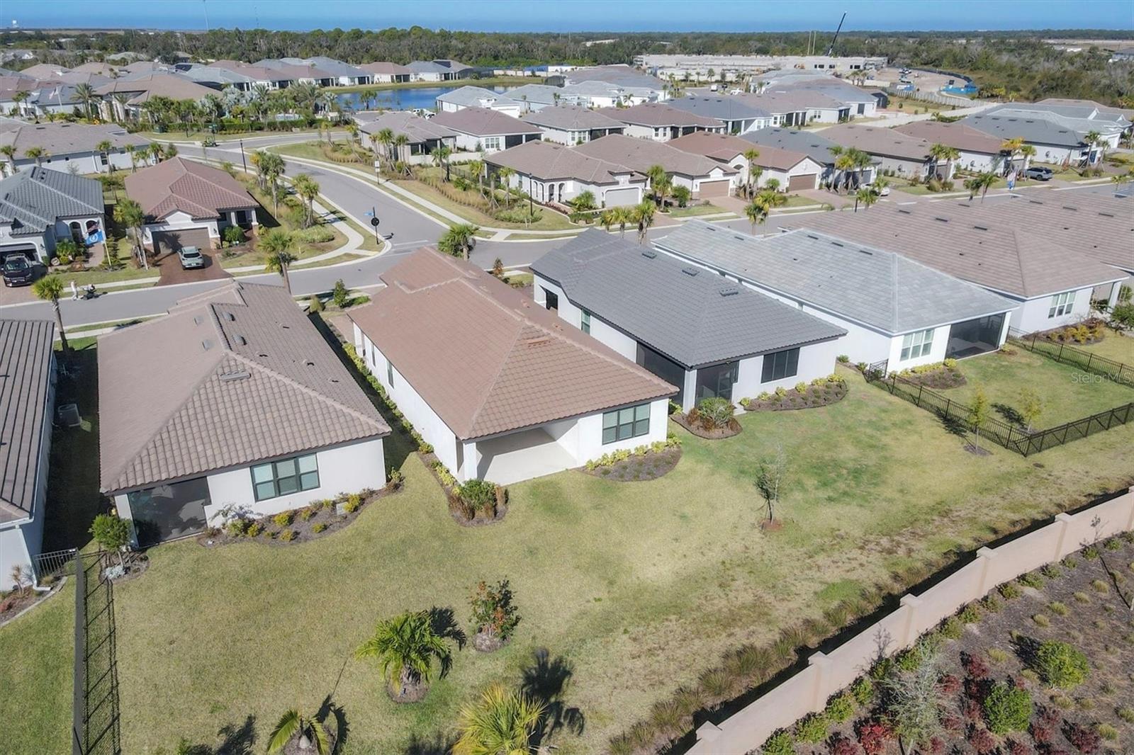 ARTISAN LAKES ESPLANDE - Residential