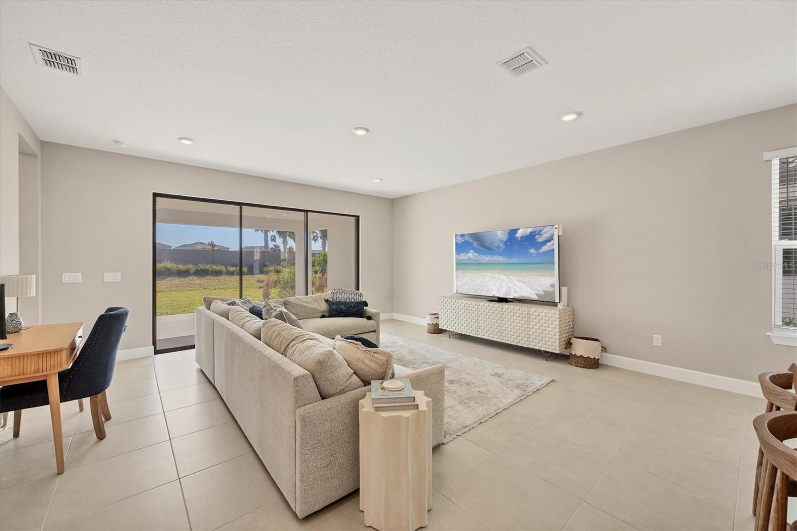 ARTISAN LAKES ESPLANDE - Residential