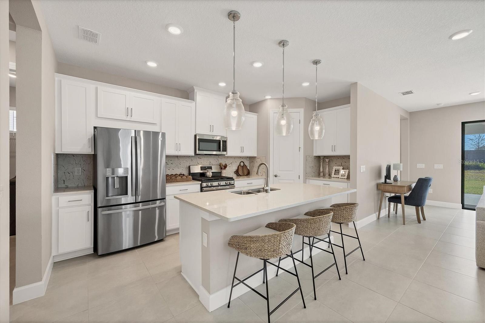 ARTISAN LAKES ESPLANDE - Residential