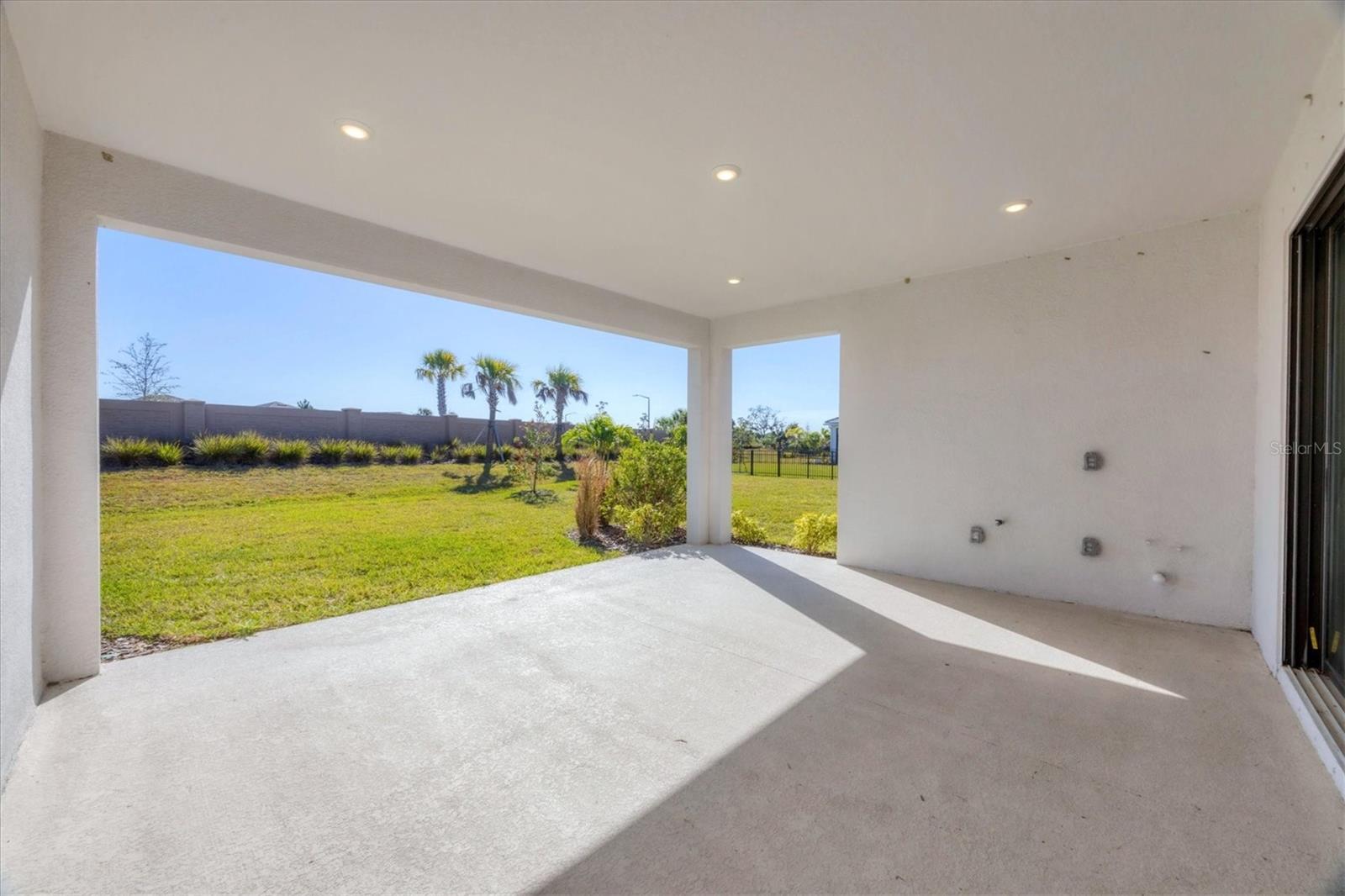 ARTISAN LAKES ESPLANDE - Residential