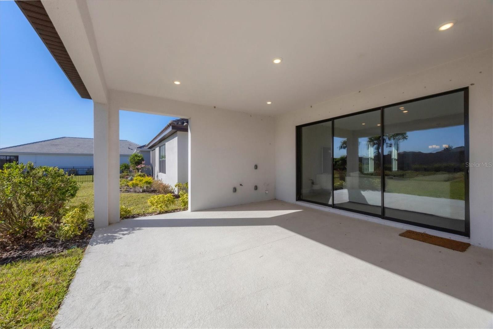 ARTISAN LAKES ESPLANDE - Residential