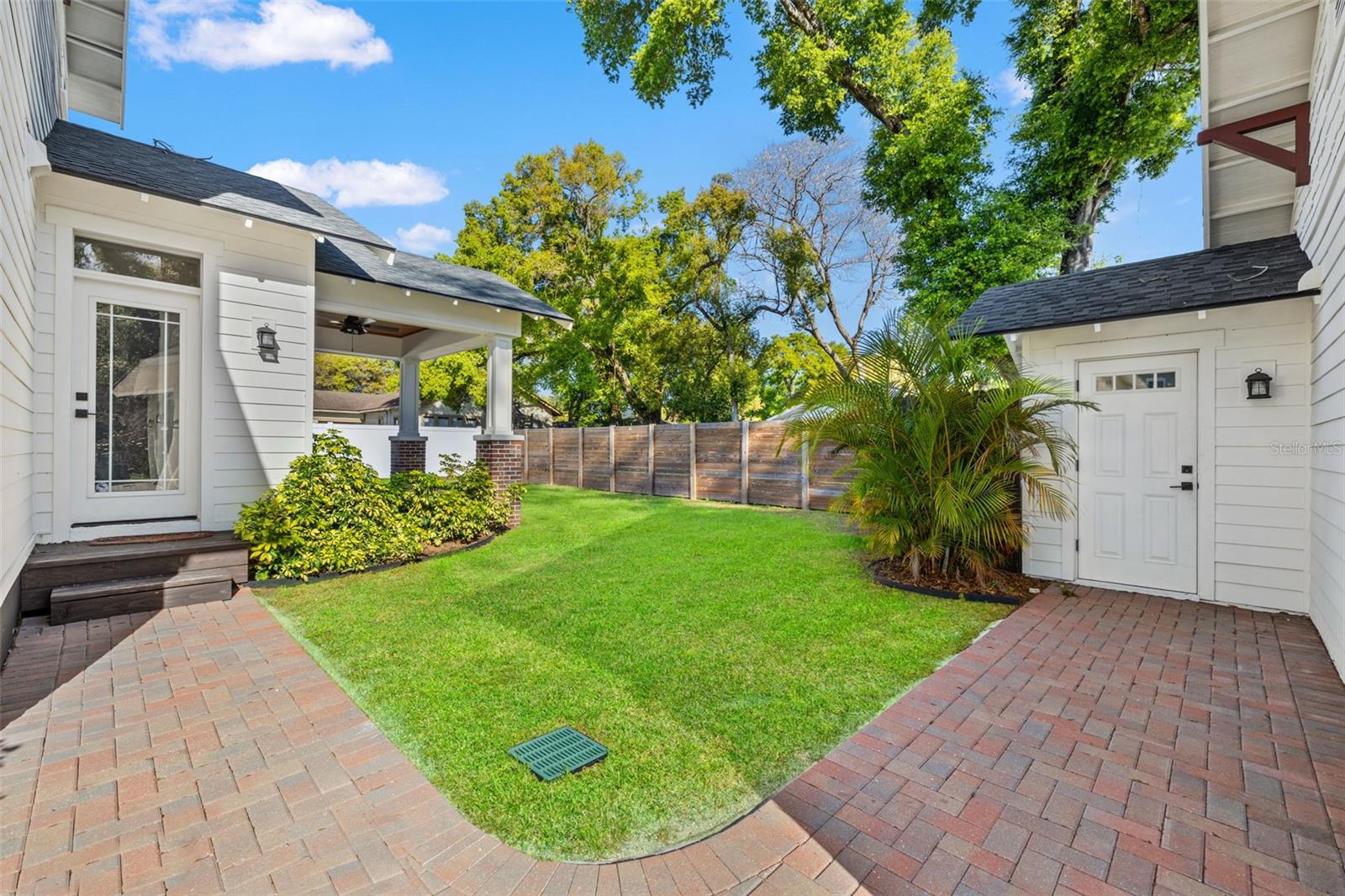 LAKE ROBLES - Residential