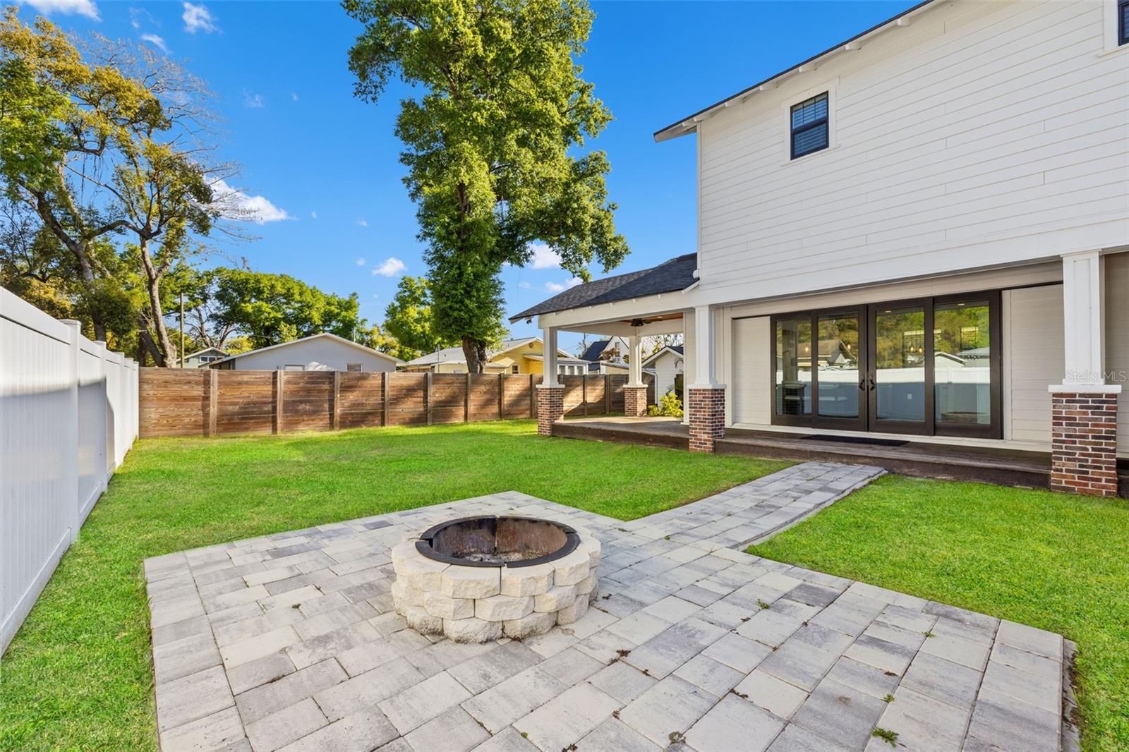 LAKE ROBLES - Residential