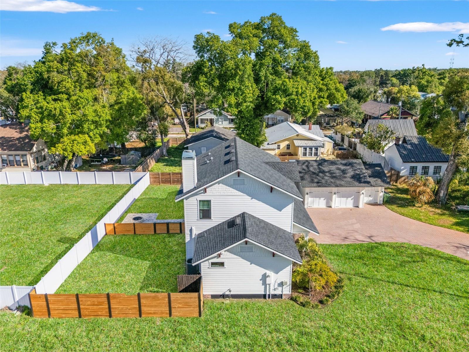 LAKE ROBLES - Residential