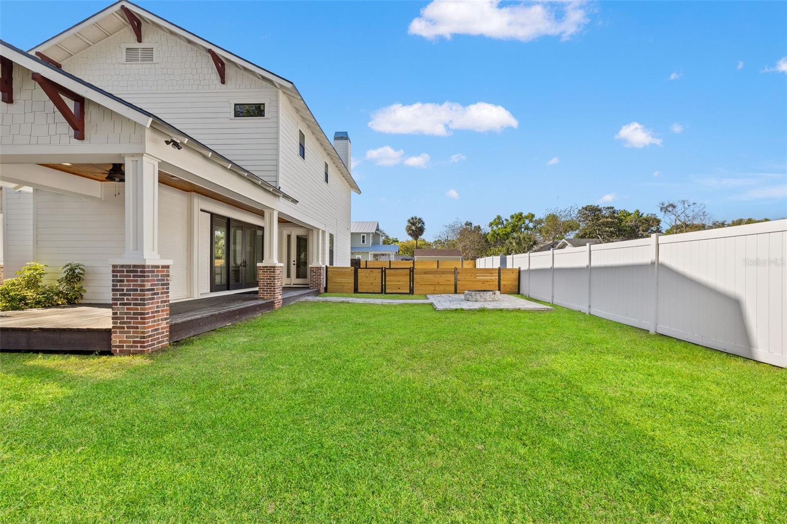 LAKE ROBLES - Residential
