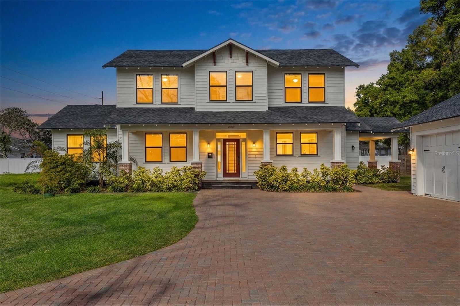 LAKE ROBLES - Residential