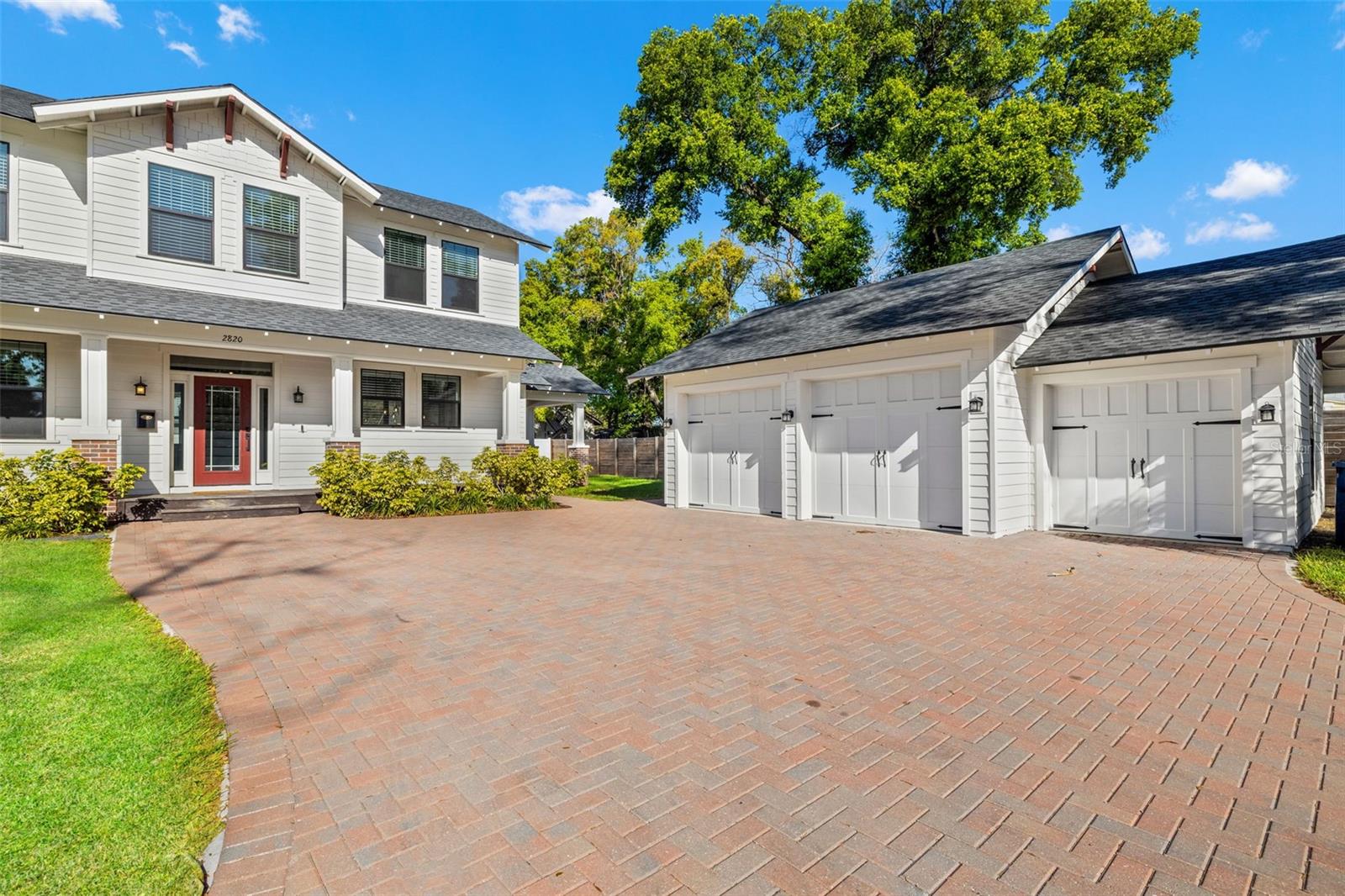 LAKE ROBLES - Residential