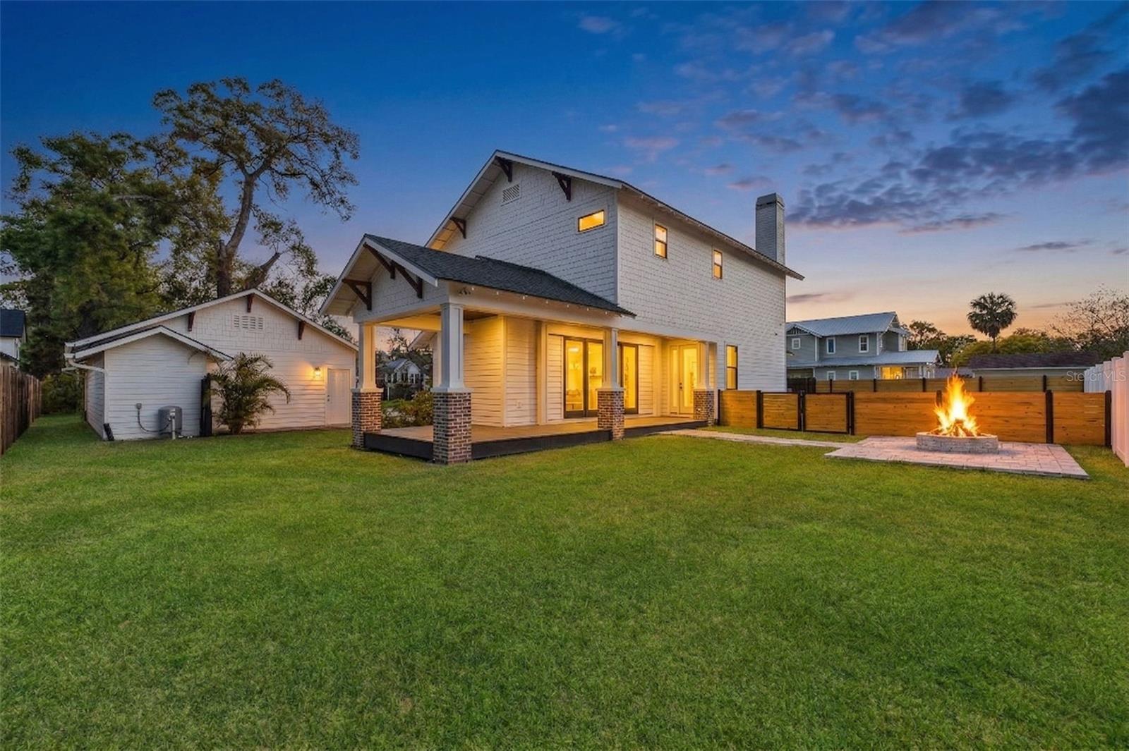LAKE ROBLES - Residential