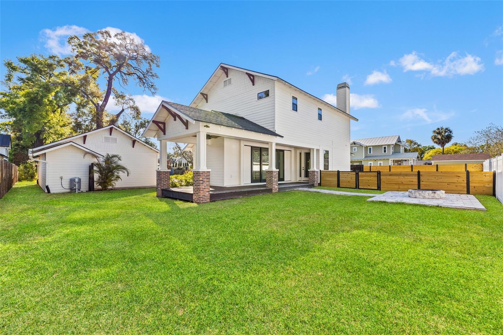 LAKE ROBLES - Residential