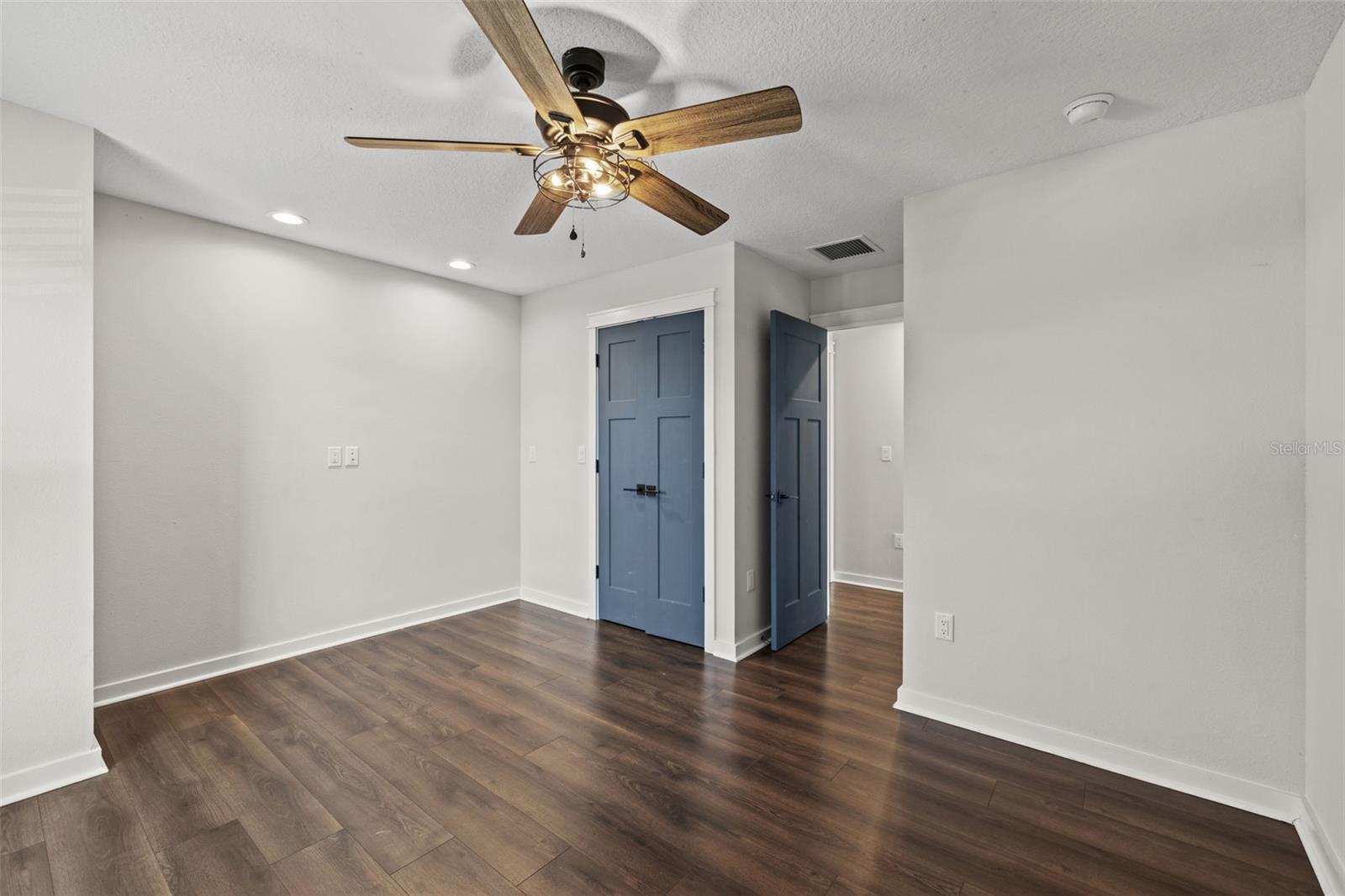 LAKE ROBLES - Residential