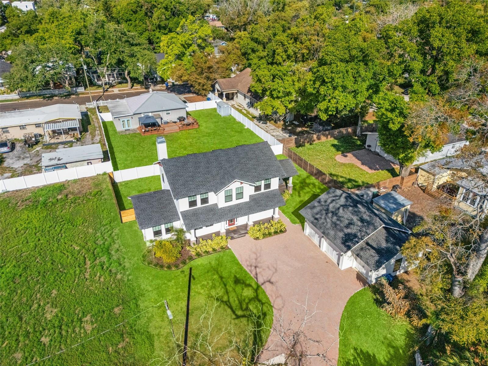 LAKE ROBLES - Residential