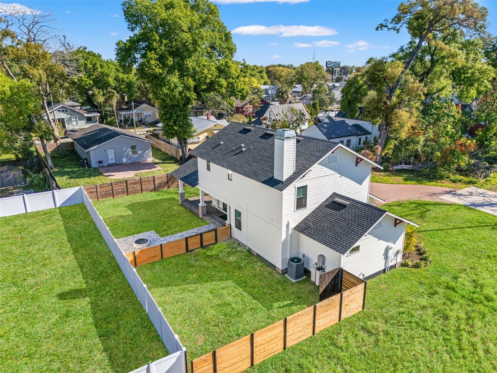 LAKE ROBLES - Residential
