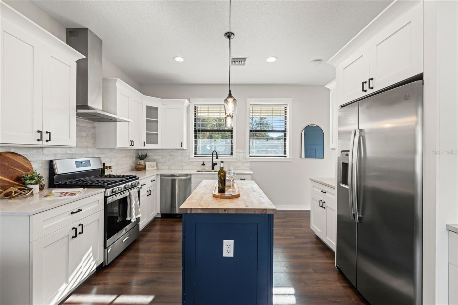 LAKE ROBLES - Residential